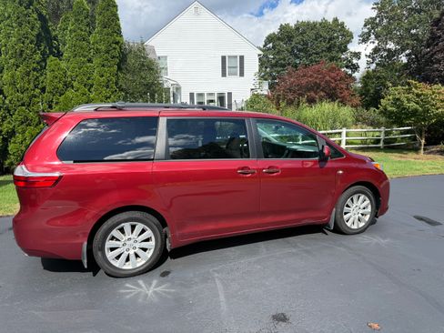 Used 2017 Toyota Sienna XLE Premium w/ Outdoor Package AWD/4WD image 2