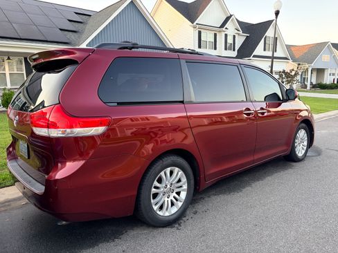 Used 2013 Toyota Sienna XLE w/ Entertainment Pkg FWD image 8
