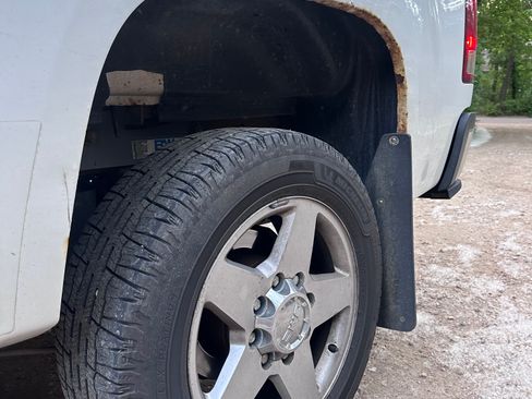 Used 2011 GMC Sierra 2500 Denali w/ Suspension Package, Off-Road AWD/4WD image 9