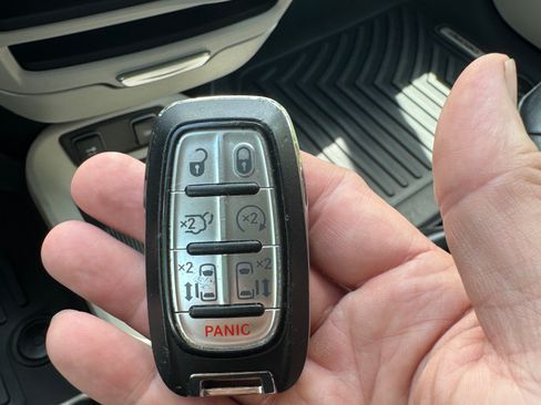 Used 2019 Chrysler Pacifica Touring-L FWD image 15
