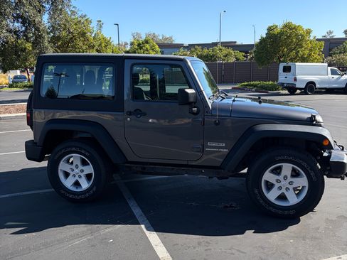 Used 2018 Jeep Wrangler Sport AWD/4WD image 4
