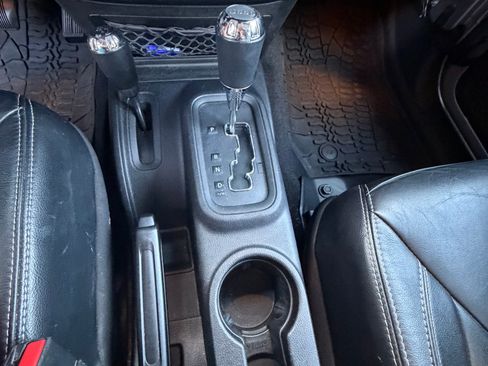 Used 2014 Jeep Wrangler Unlimited Sahara w/ Connectivity Group AWD/4WD image 19