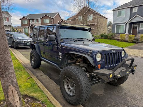 Used 2013 Jeep Wrangler Unlimited Sahara image 8