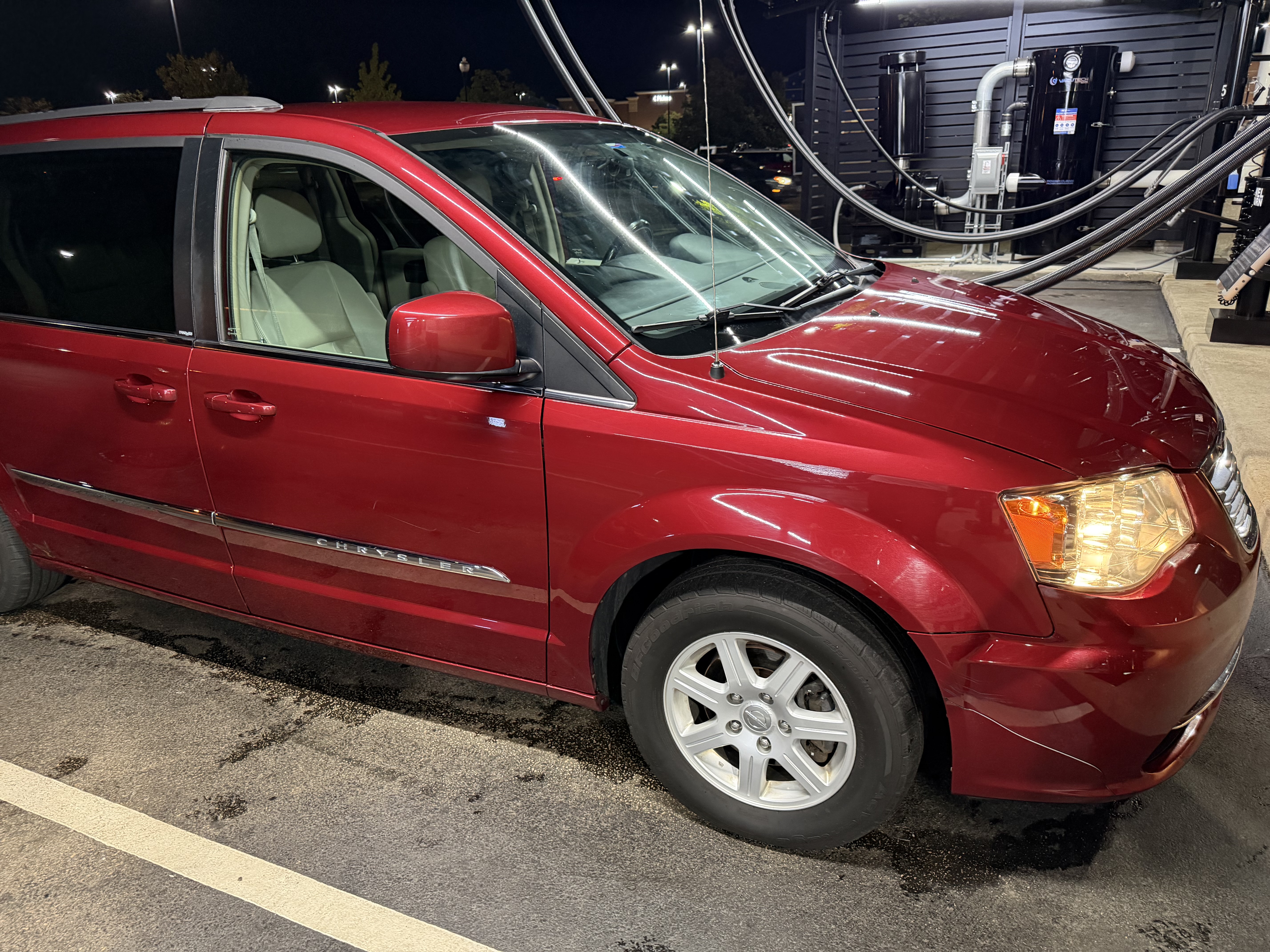 Used 2012 Chrysler Town & Country Touring w/ Entertainment Group #1 FWD image 5
