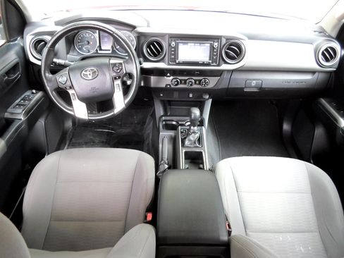 Used 2018 Toyota Tacoma SR5 w/ SR5 Appearance Package (SM) RWD image 12