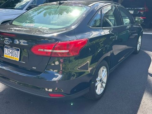 Used 2017 Ford Focus SE w/ Cold Weather Package FWD image 9