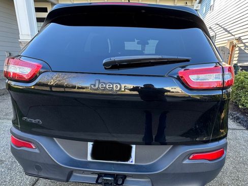 Used 2017 Jeep Cherokee Sport image 2