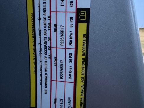 Used 2010 Volkswagen Routan SE FWD image 21