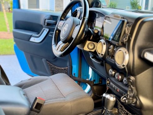 Used 2011 Jeep Wrangler Unlimited Sahara w/ Connectivity Group image 19