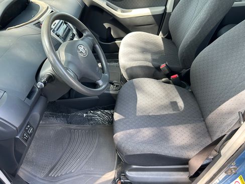 Used 2010 Toyota Yaris 4-Door Hatchback FWD image 6