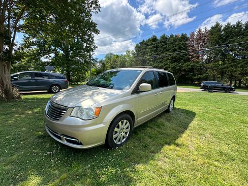Used 2014 Chrysler Town & Country Touring FWD image 2