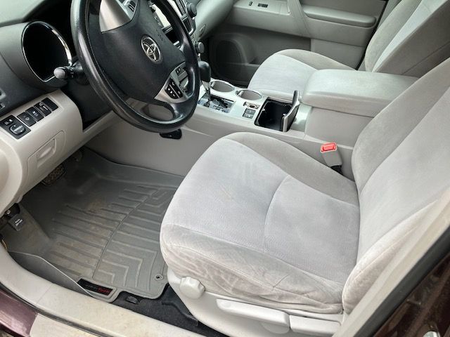 Used 2013 Toyota Highlander 4WD w/ Cold Weather Pkg image 6
