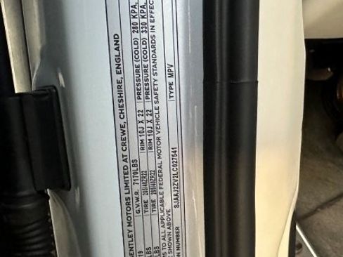 Used 2020 Bentley Bentayga Plug-In Hybrid image 6