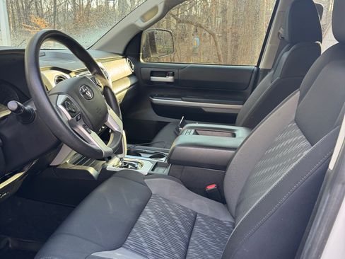Used 2021 Toyota Tundra 4x4 CrewMax image 11