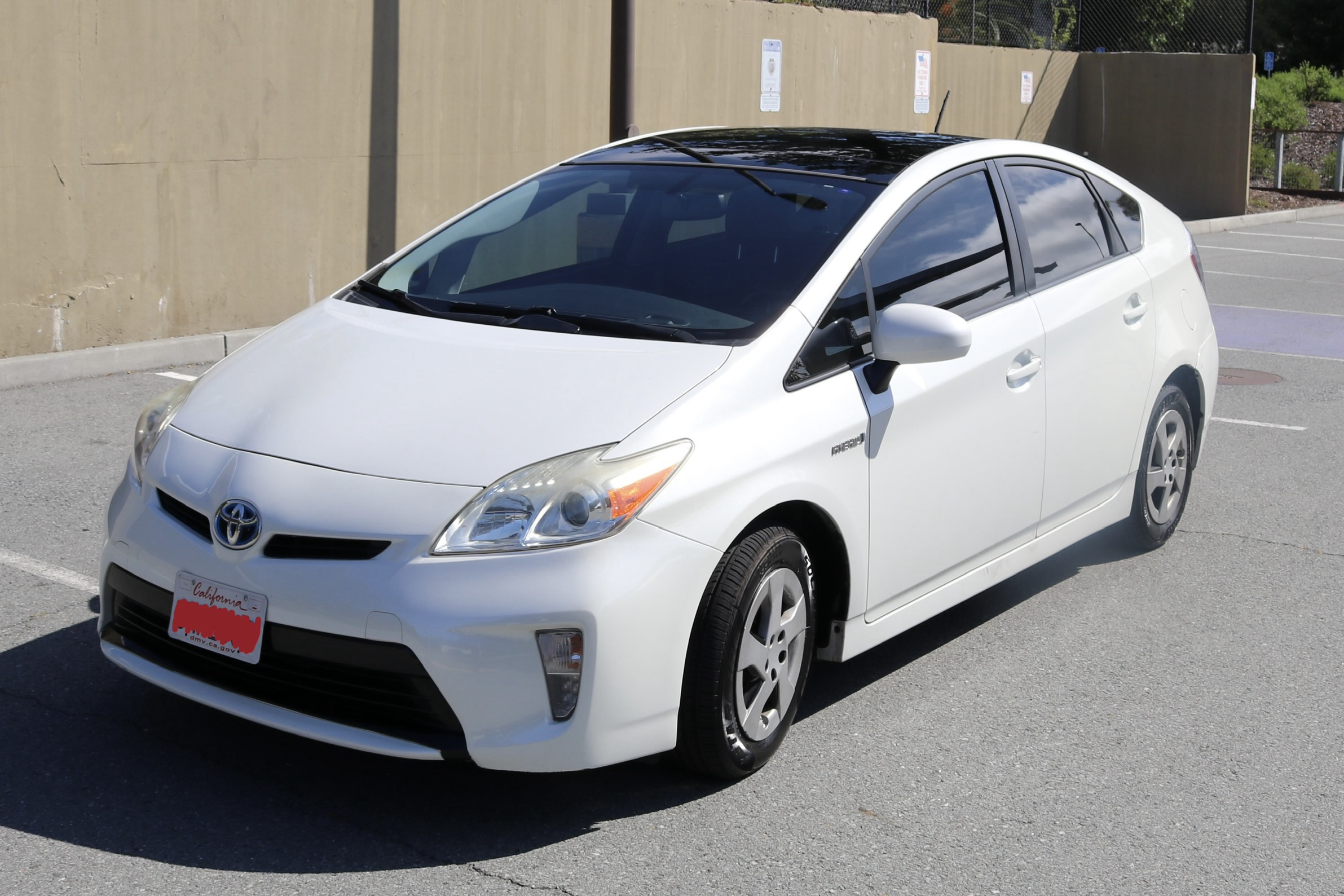 Used 2015 Toyota Prius Four w/ Deluxe Solar Roof Package FWD image 12
