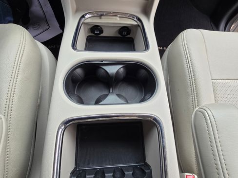 Used 2013 Chrysler Town & Country Touring-L w/ Driver Convenience Group image 14