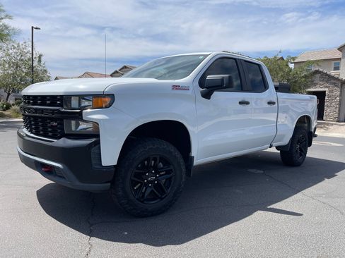 Used 2019 Chevrolet Silverado 1500 Custom Trail Boss w/ Custom Convenience Package AWD/4WD image 2