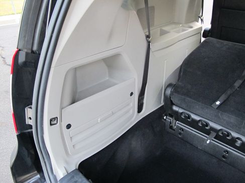 Used 2015 Chrysler Town & Country Touring image 21