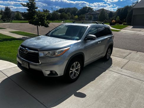 Used 2014 Toyota Highlander XLE AWD/4WD image 1