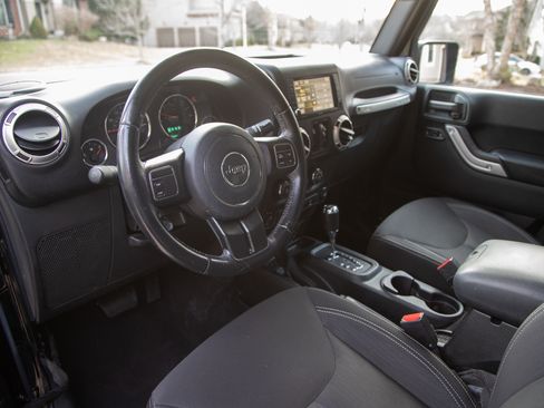 Used 2016 Jeep Wrangler Unlimited Sahara image 13