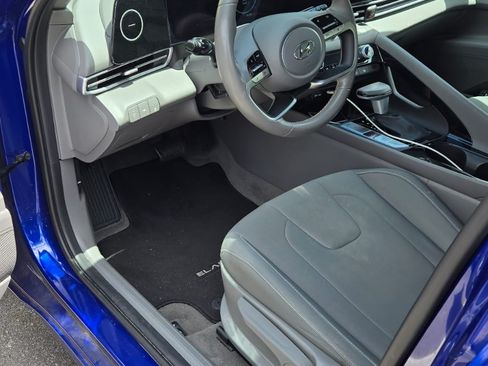 Used 2023 Hyundai Elantra SEL w/ Convenience Package image 10