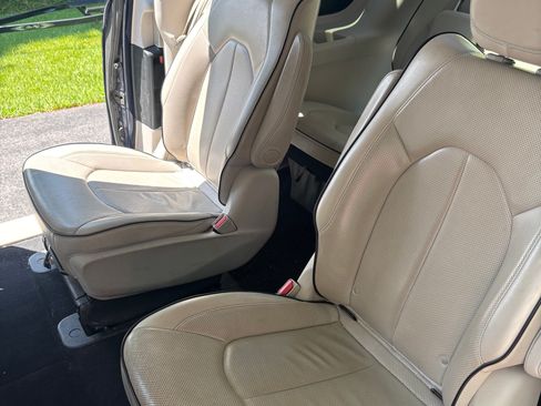 Used 2017 Chrysler Pacifica Platinum FWD image 15