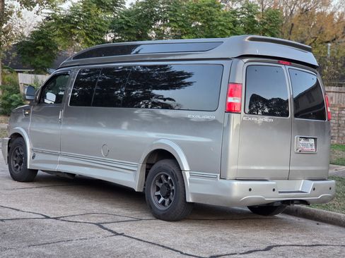 Used 2018 Chevrolet Express 2500 Extended w/ Enhanced Convenience Package image 2