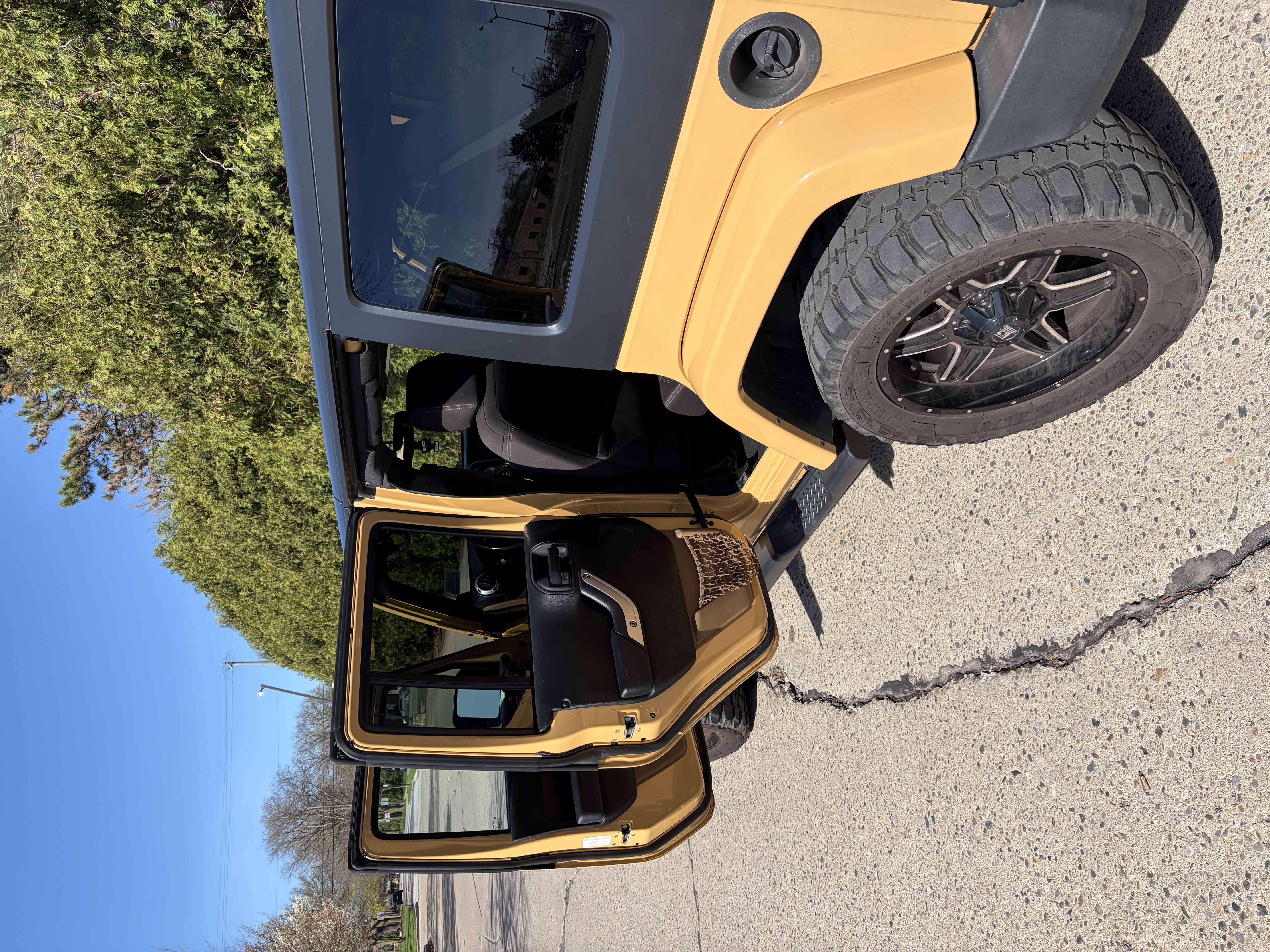 Used 2013 Jeep Wrangler Unlimited Sahara w/ Connectivity Group AWD/4WD image 10