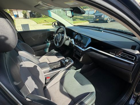 Used 2022 Kia Niro EX FWD image 9