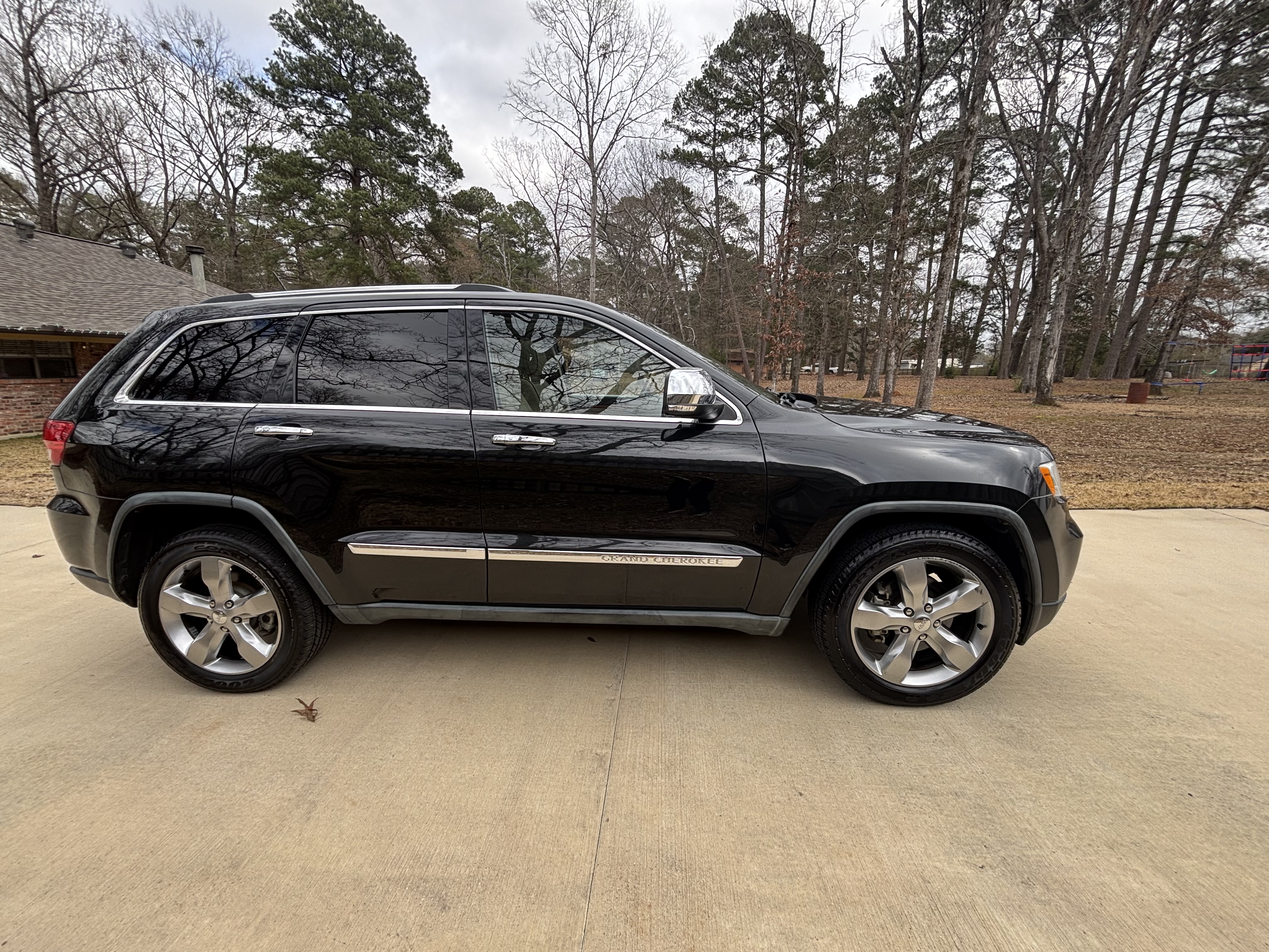 Used 2011 Jeep Grand Cherokee Overland RWD image 1