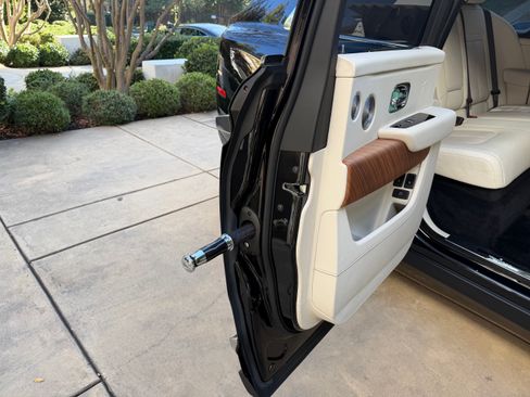 Used 2023 Rolls-Royce Cullinan w/ Cullinan Package image 15