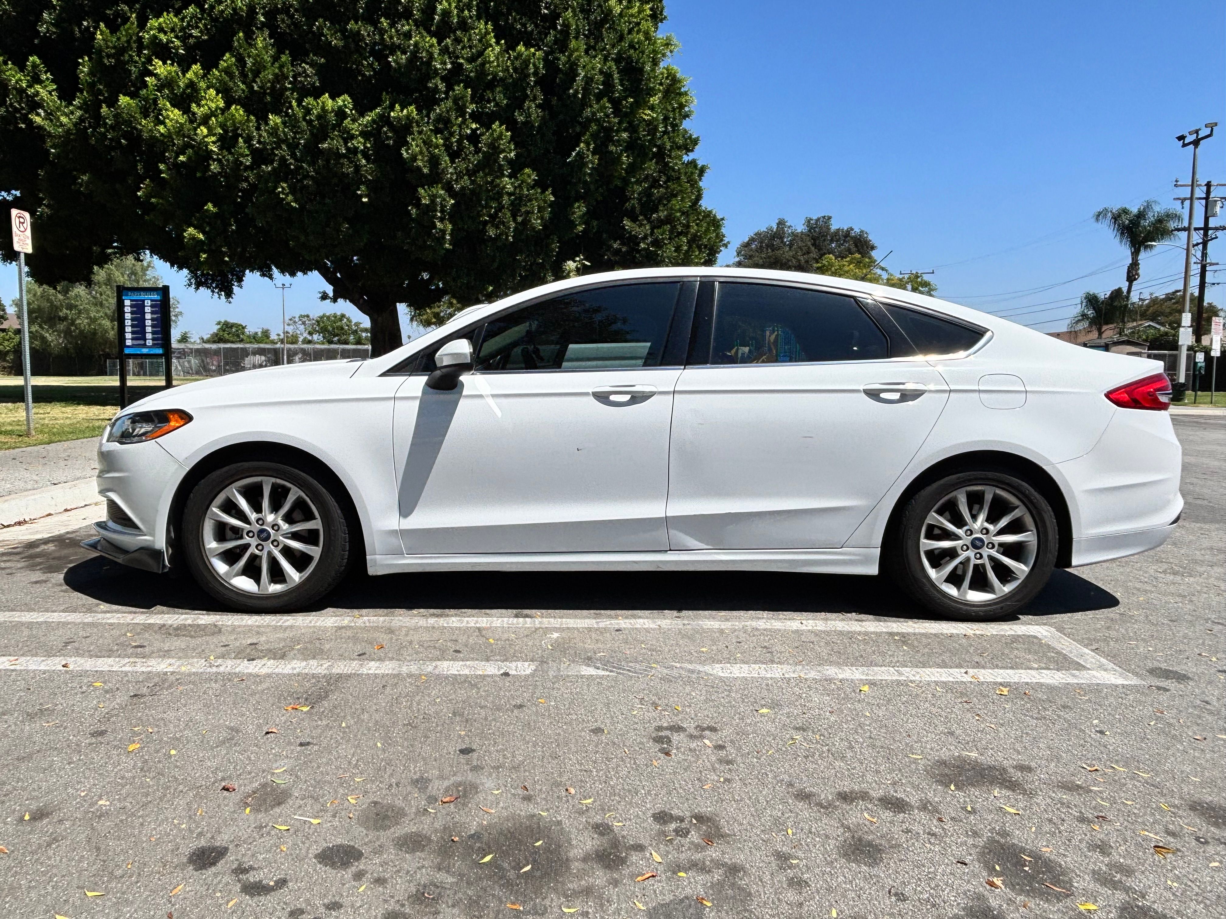 Used 2017 Ford Fusion SE w/ Fusion SE Technology Package FWD image 9