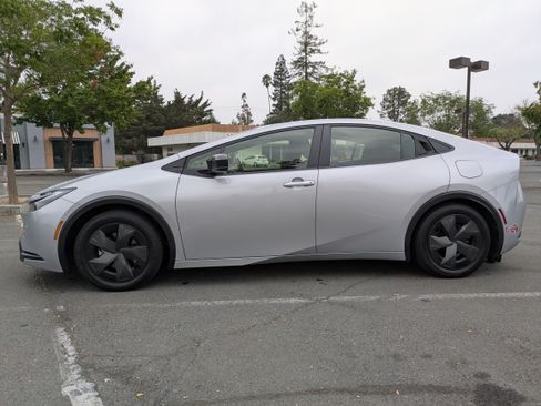 Used 2024 Toyota Prius Prime image 2