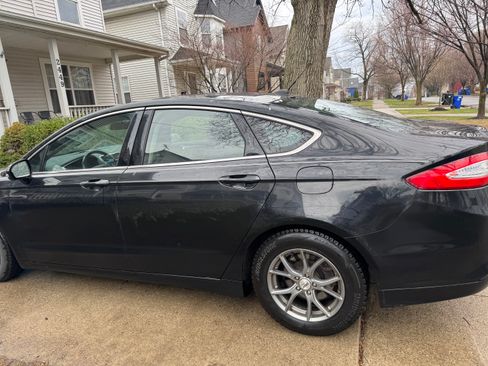 Used 2014 Ford Fusion SE w/ Equipment Group 202A image 2