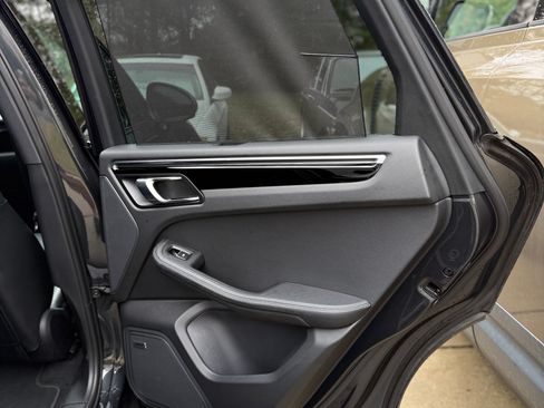 Used 2022 Porsche Macan S image 10