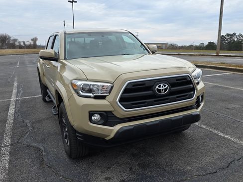 Used 2017 Toyota Tacoma SR5 w/ Tow Package image 5