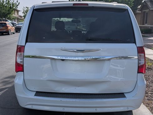 Used 2014 Chrysler Town & Country Touring-L w/ Driver Convenience Group image 16