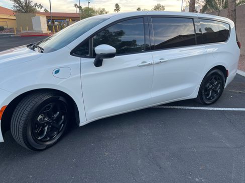 Used 2023 Chrysler Pacifica Touring-L w/ S Appearance Package image 2