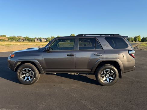 Used 2020 Toyota 4Runner TRD Off-Road Premium w/ Moonroof Package AWD/4WD image 4