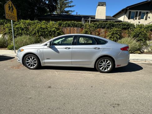 Used 2017 Ford Fusion Energi SE image 4