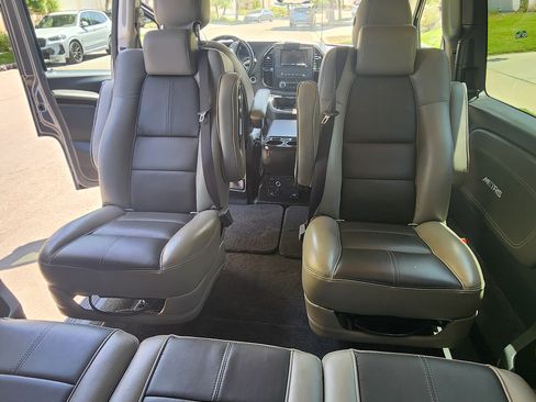 Used 2019 Mercedes-Benz Metris Passenger image 5