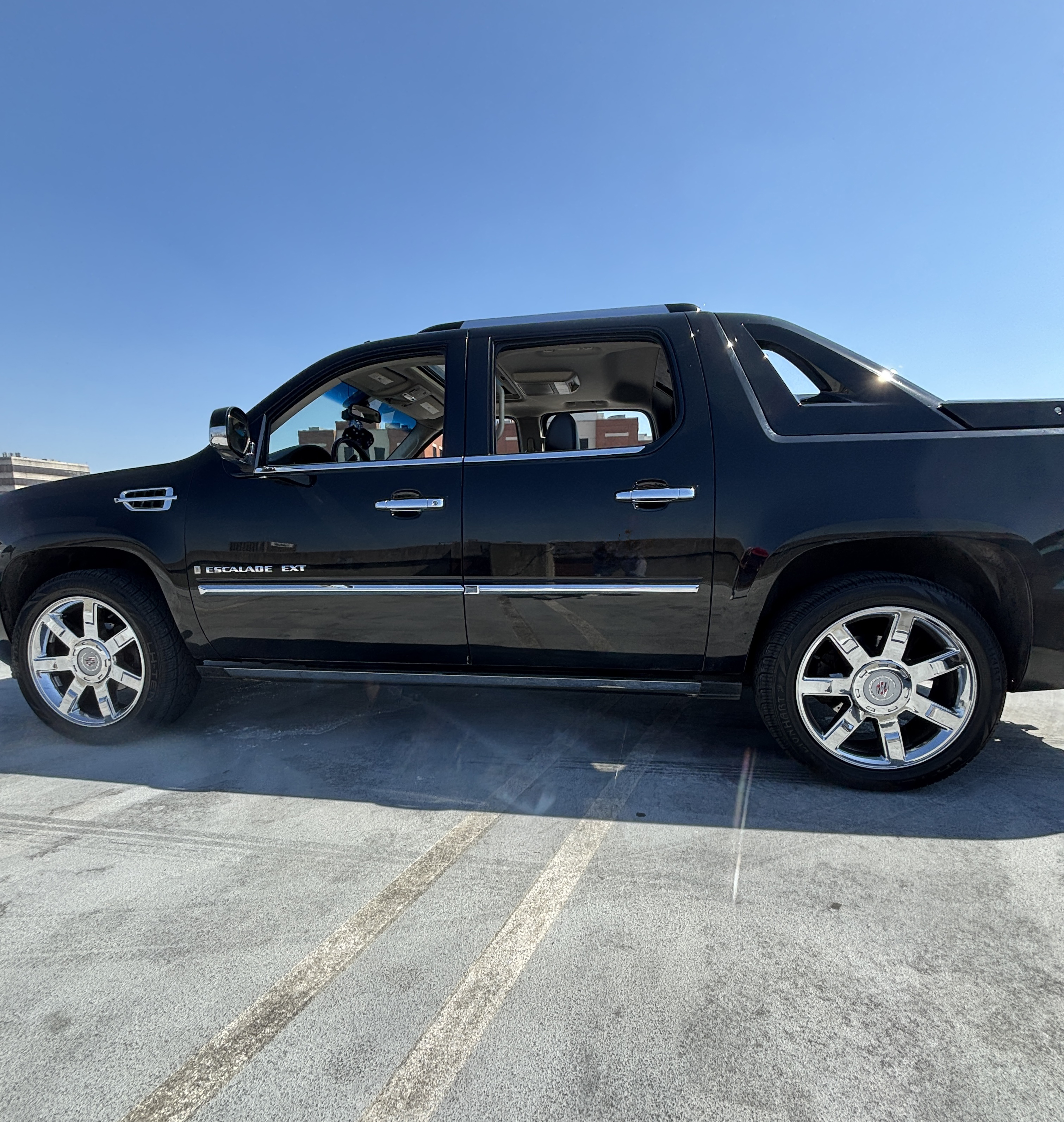 Used 2007 Cadillac Escalade EXT w/ Information Package AWD/4WD image 2