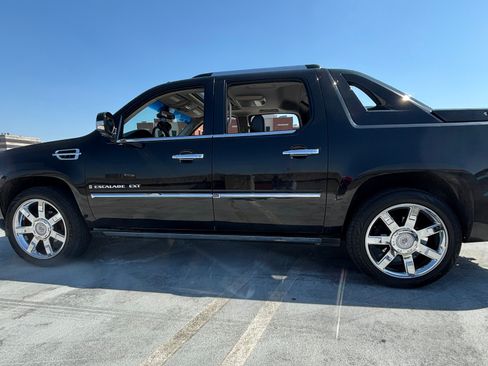 Used 2007 Cadillac Escalade EXT Sport Utility Pickup 4D 5 1/4 w/ Information Package image 2