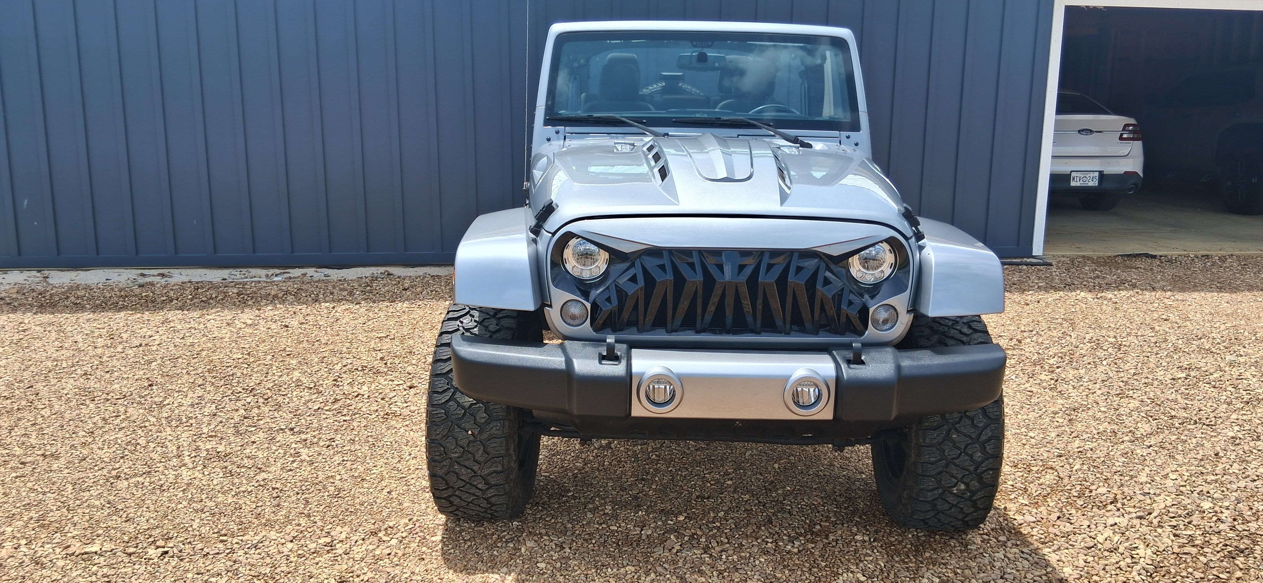 Used 2018 Jeep Wrangler Unlimited Sahara w/ Connectivity Group AWD/4WD image 21