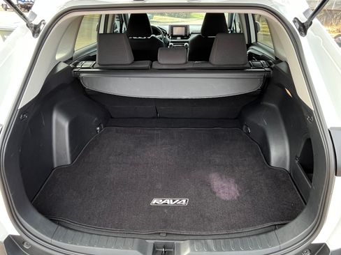 Used 2020 Toyota RAV4 LE w/ Carpet Mat Package image 8