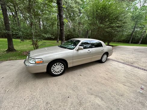Used 2005 Lincoln Town Car Signature RWD image 1