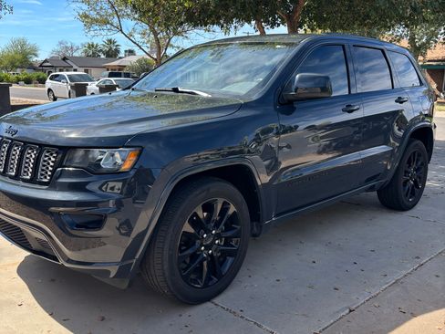 Used 2018 Jeep Grand Cherokee Altitude image 2