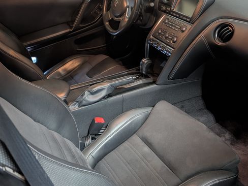 Used 2016 Nissan GT-R Premium image 14