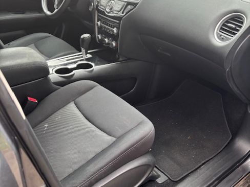 Used 2017 Nissan Pathfinder SV image 2