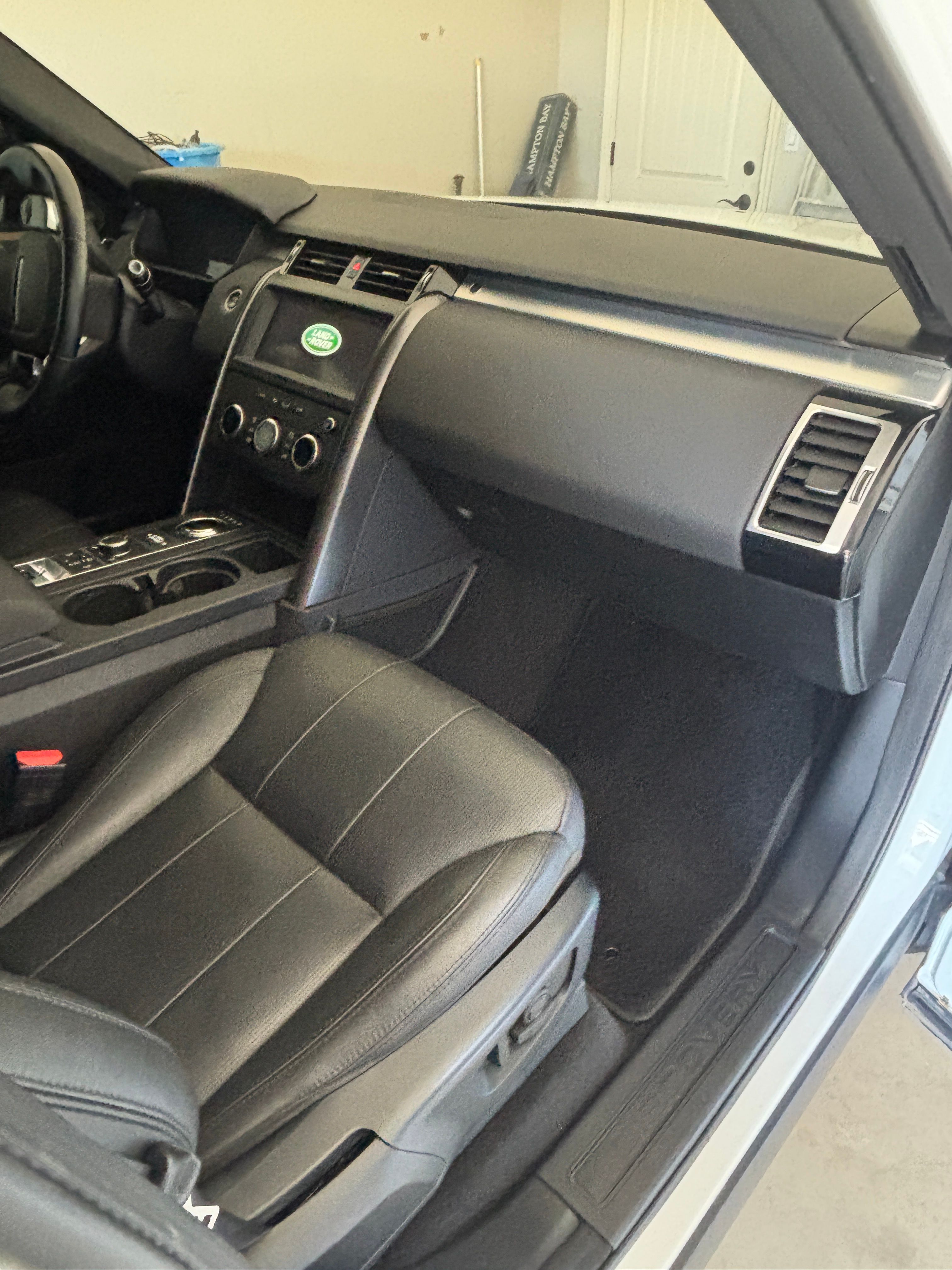 Used 2020 Land Rover Discovery Landmark AWD/4WD image 9